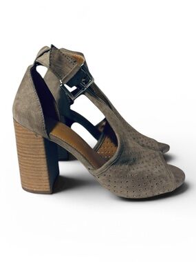 Women’s Universal Thread Heels -Size 7.5